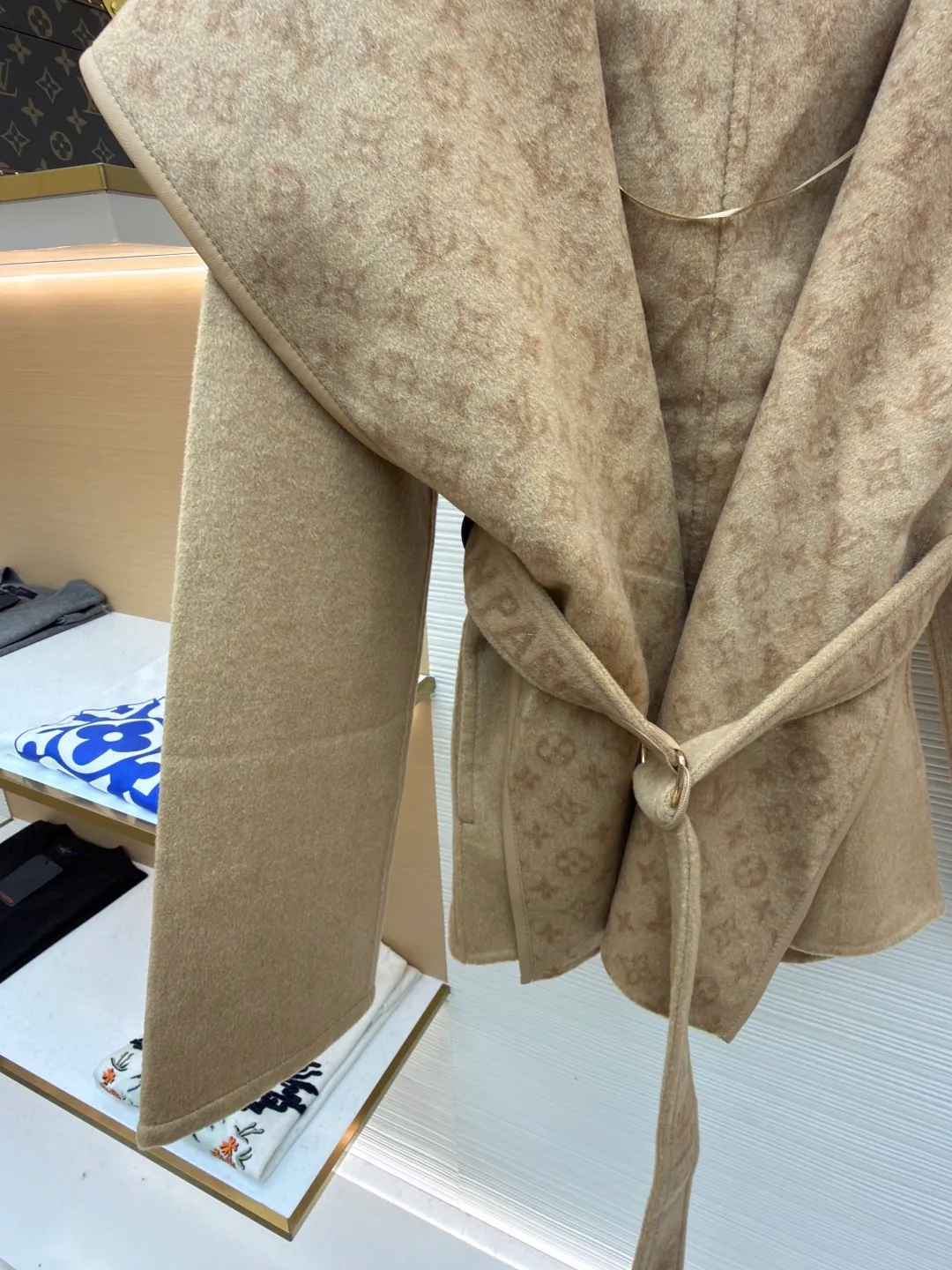 LOUIS VUITTON Wool lace-up wrap hooded coat (short style) ●Item number: 1682300-I45 ●Fabric: wool fabric ●Technology: jacquard production ●Color: khaki ●Version: loose fit ●Weight: about 1320 grams ●Size: 34-36-38-40 ●Description: This presbyopic wool coat is made of double-sided blended wool fabric imported from Italy. The main part is made of high-density matte black wool, which has been pre-shrunk and steam-set to ensure that the fabric is stiff and not easily deformed. The large lapel and belt areas use jacquard weaving technology to present the classic presbyopic pattern as a three-dimensional texture. The pattern is digitally positioned and plated to ensure that the texture is symmetrical and clear. The body of the garment is unlined and double-sided sewn to reduce the weight of the garment while improving skin-friendliness. The cuffs and hem are hand-stitched to reveal exquisite details. The waist is customized with a wide belt of the same fabric, with an adjustable buckle design with invisible stitching, allowing the silhouette to be freely adjusted; the neckline adopts a double-layer composite structure, combined with the fixation process of hand-made arch stitches, to make the large lapels more three-dimensional. Every splicing follows the precision sewing standard of 1cm/8 stitches, perfectly integrating craftsmanship and design aesthetics. The overall wiring is straight and delicate, the fabric is comfortable and soft, and the color is consistent without color difference. It can be matched with the same style to create a fashionable look and control various occasions. Customized accessories, complete with three standards, same style for men and women!